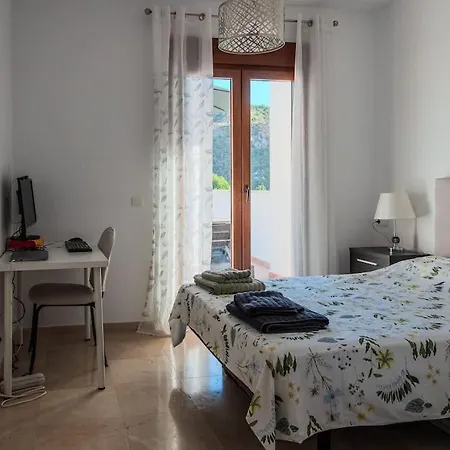 3 Bed In Apartment *