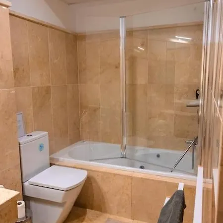 3 Bed In Apartment *