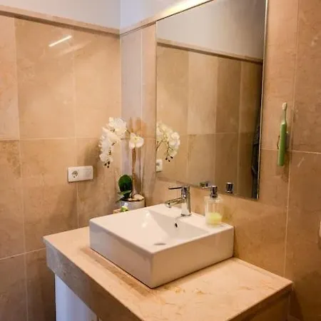 3 Bed In Apartment *